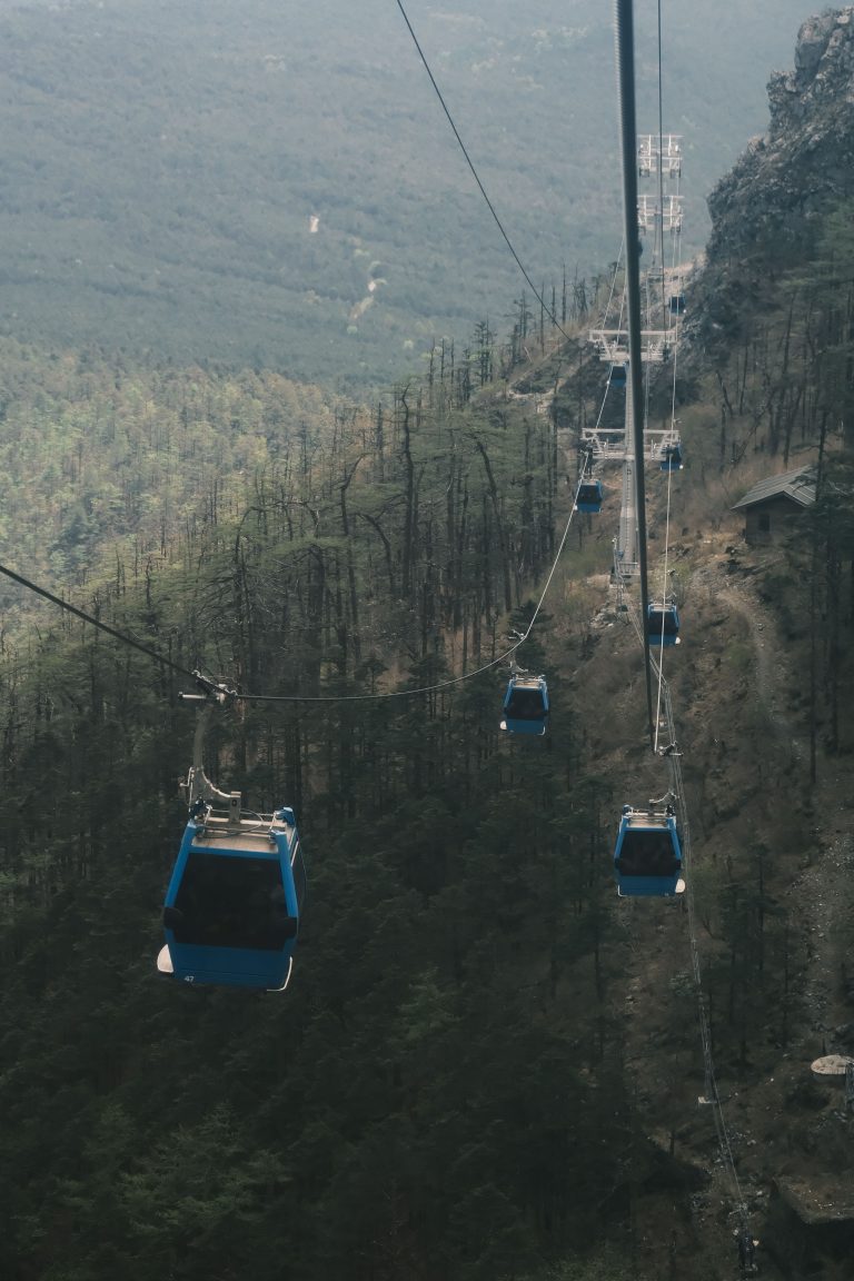 Cabin cáp treo di chuyển trên cao