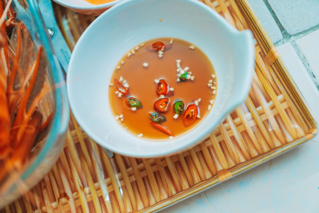 Chén nước mắm nguyên chất pha ớt tỏi kiểu Việt Nam