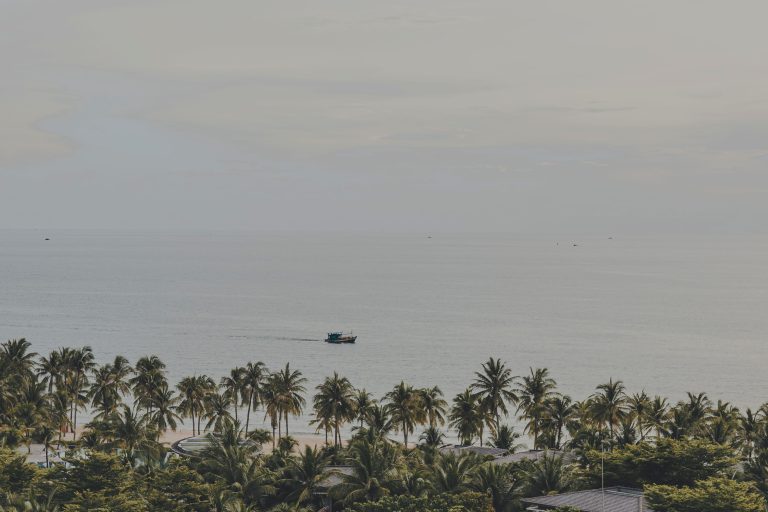 Bãi biển Phú Quốc mùa nắng, trời trong xanh